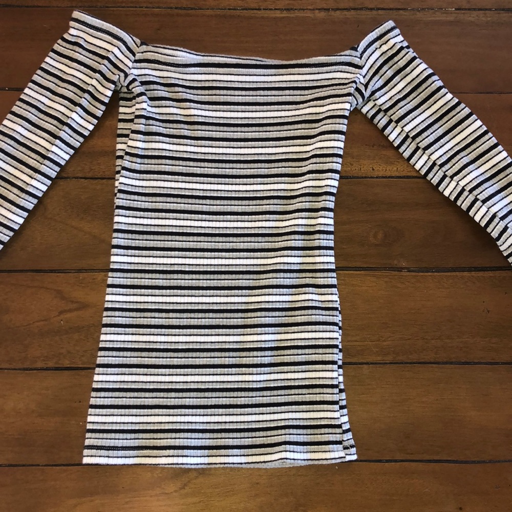 ✨Cute off the shoulder tee✨